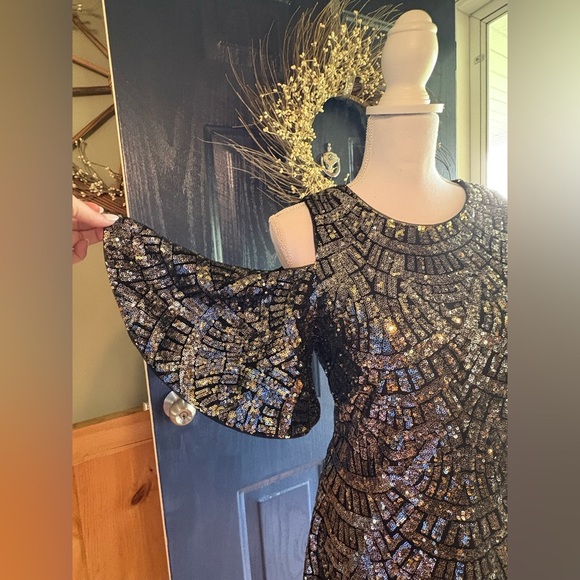 Vince Camuto Black,Gold & Silver Cold Shoulder Sheath Dress. Women’s size 6 - Picture 3 of 13